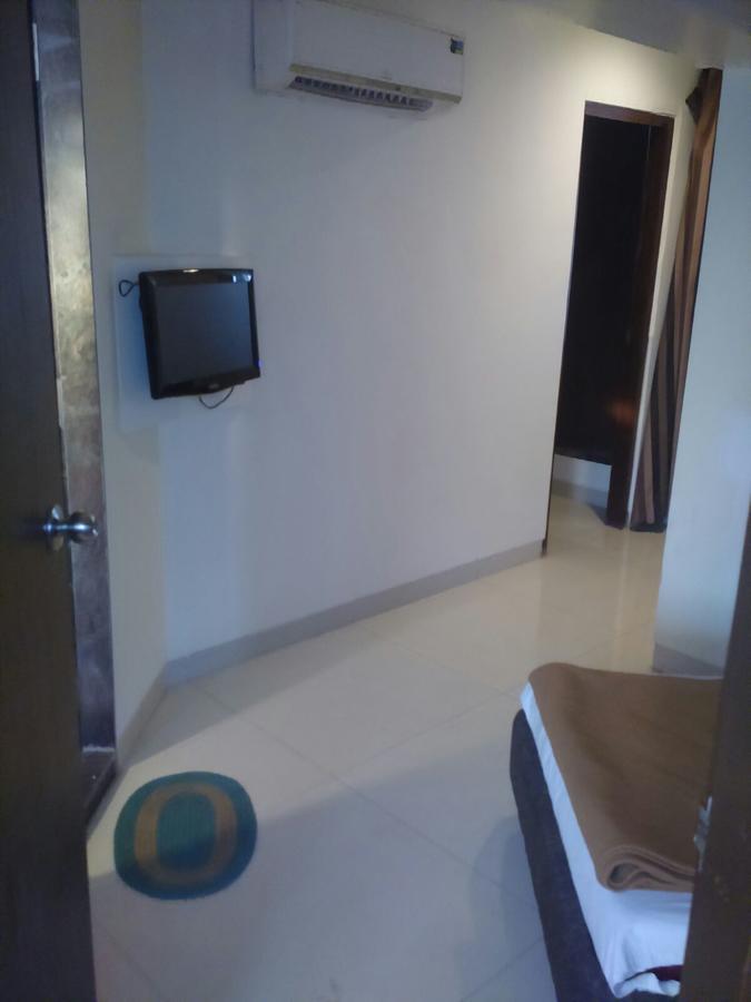 Dolphin Lodging & Boarding Hotel Ulhāsnagar Екстериор снимка